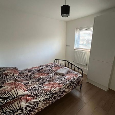 Immaculate 2 Bed Flat With Free Parking! Apartman Watford  Kültér fotó