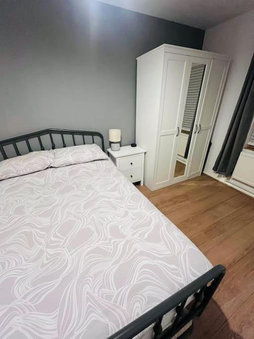 Immaculate 2 Bed Flat With Free Parking! Apartman Watford  Kültér fotó