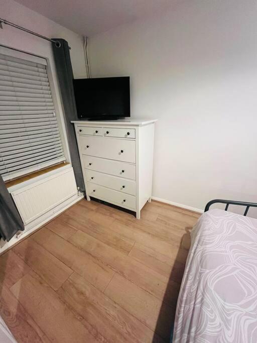 Immaculate 2 Bed Flat With Free Parking! Apartman Watford  Kültér fotó
