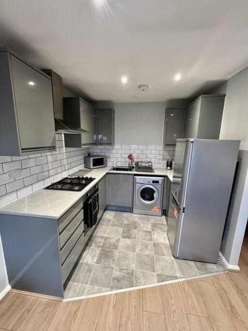 Immaculate 2 Bed Flat With Free Parking! Apartman Watford  Kültér fotó