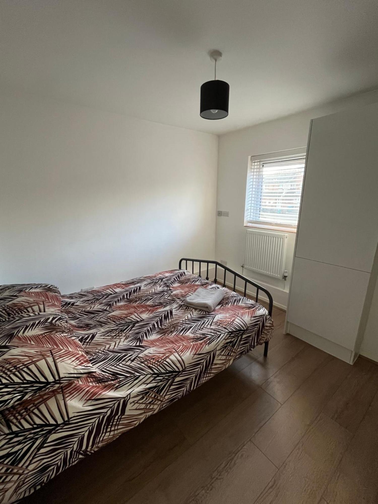 Immaculate 2 Bed Flat With Free Parking! Apartman Watford  Kültér fotó