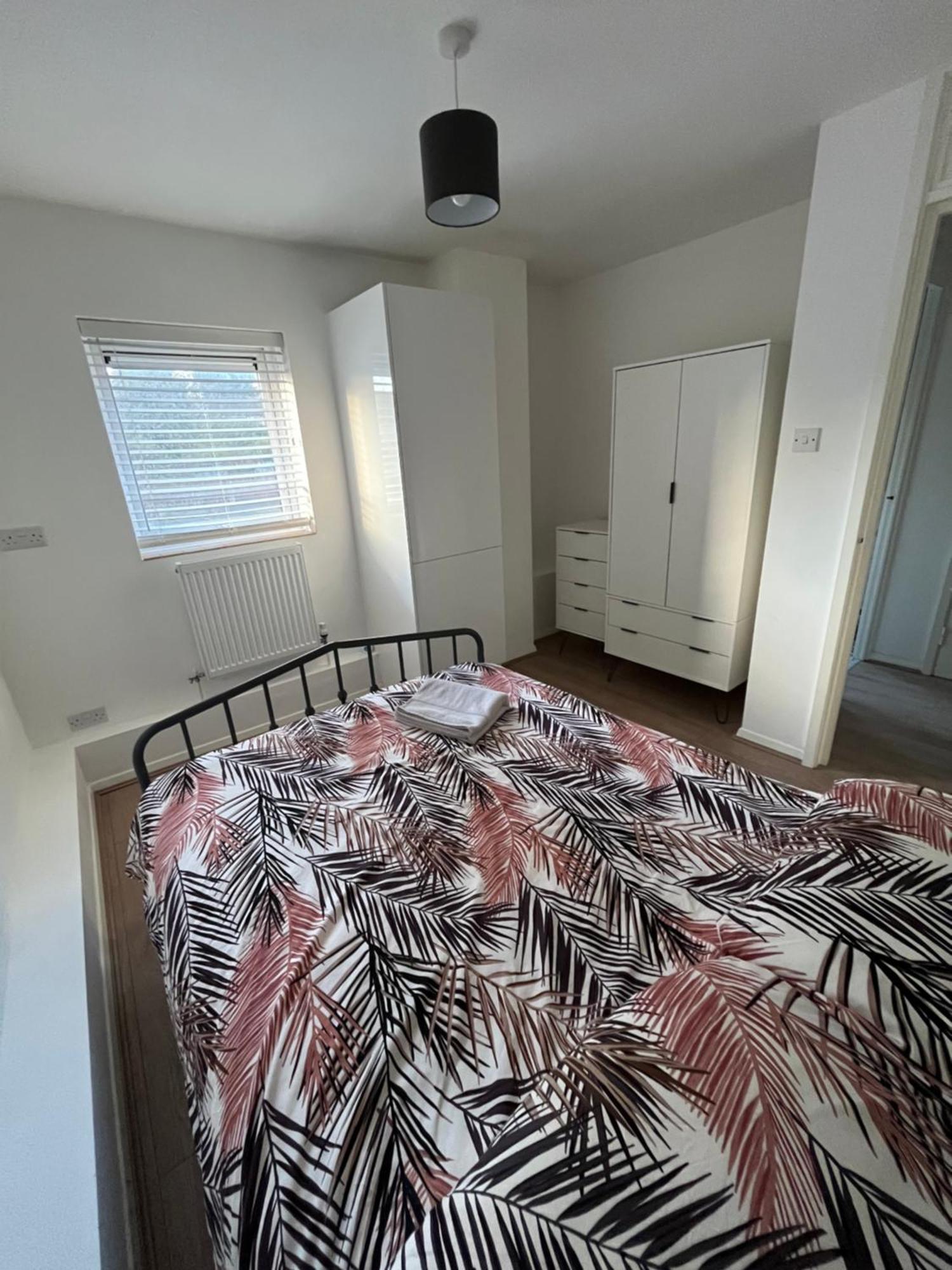 Immaculate 2 Bed Flat With Free Parking! Apartman Watford  Kültér fotó